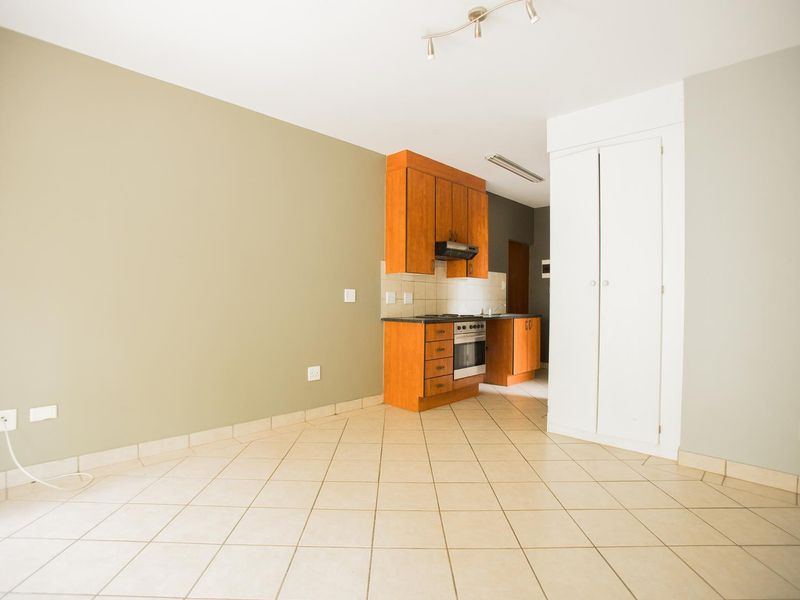 Bachelor Apartment with a Balcony - Photo 8