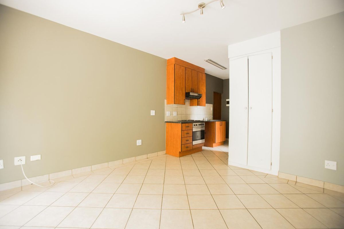 Bachelor Apartment with a Balcony - Photo 5