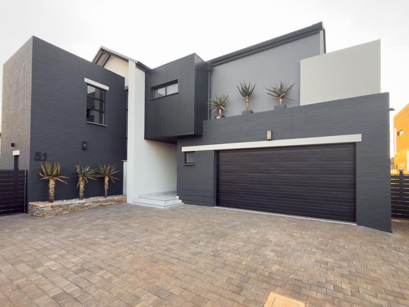 Luxury Indoor-Outdoor Living Designed for Entertaining whole family - Photo 2