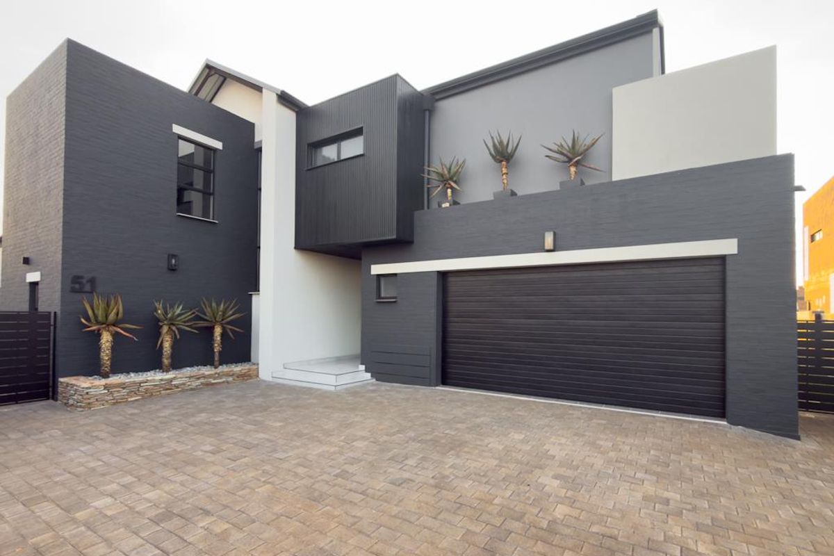 Luxury Indoor-Outdoor Living Designed for Entertaining whole family - Photo 2