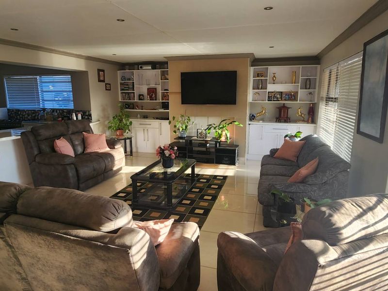 A CHEERFUL HOME FOR EVERYDAY FAMILY LIVING - Photo 8