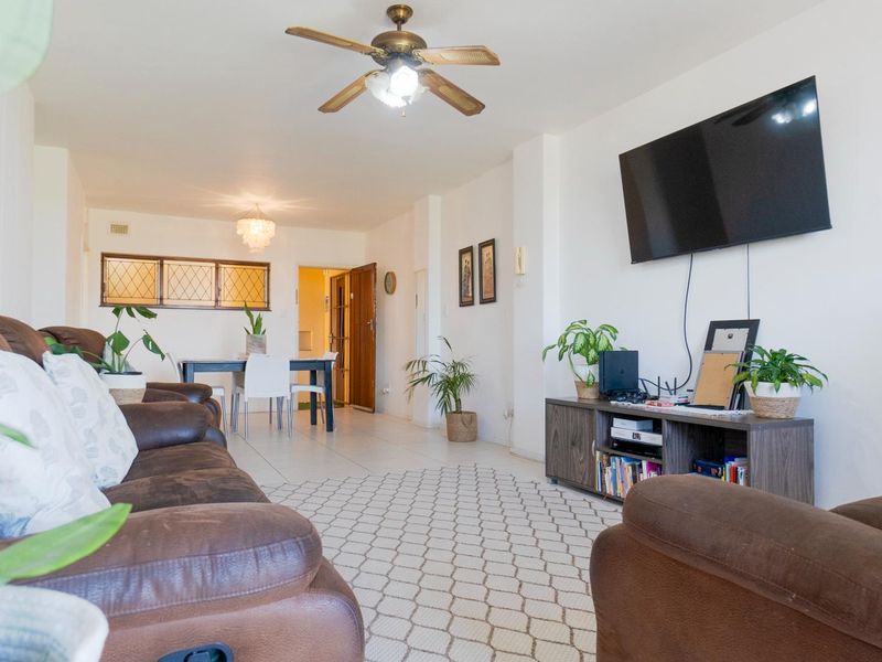 Sunlit apartment with ample space - Photo 6