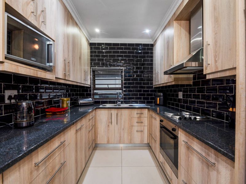 4 bedroom house availabile in Steenberg - Photo 6