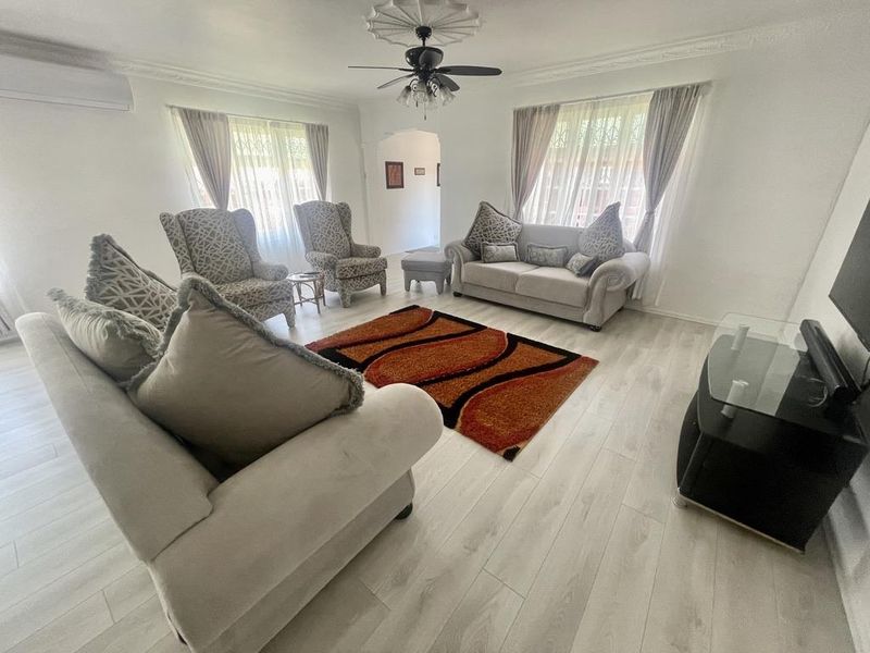 Hendra - Beautiful 7-Bedroom Family Home in Durban North - Photo 6