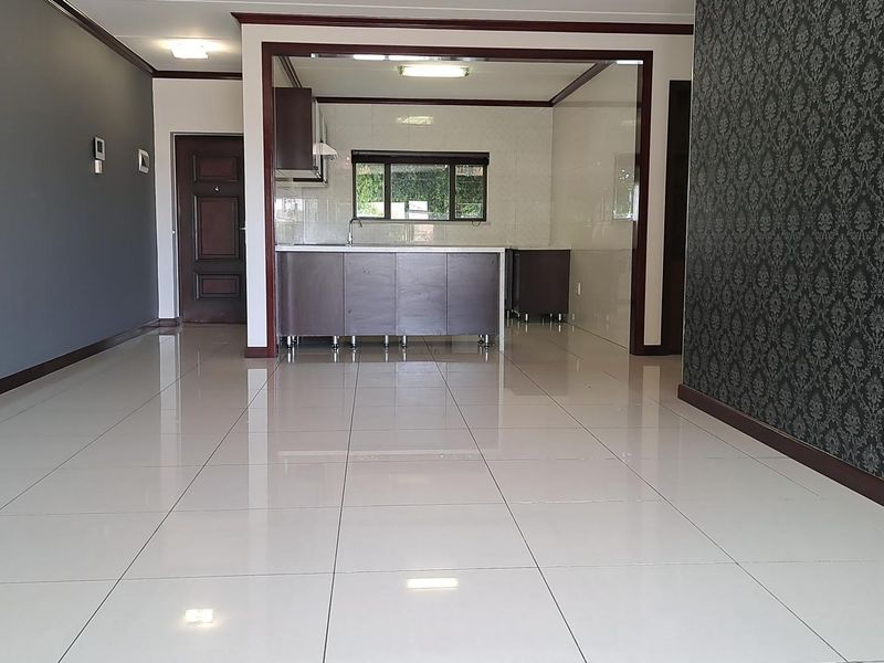 3 Bedroom 2 Bathroom Executive Apartment - Photo 3