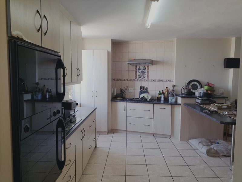 Spacious house with work from home potential - Photo 8