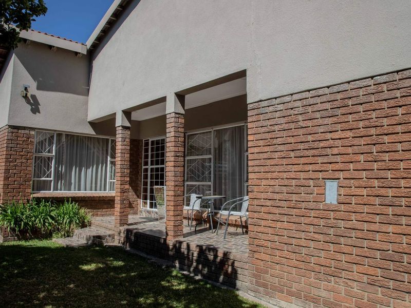 Beautifully Renovated 4-Bedroom Family Home – Modern Comfort & Style - Photo 3