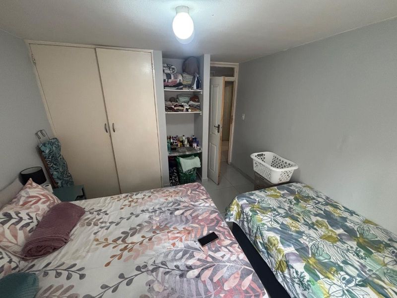 Spacious 2-Bedroom Apartment for Sale – Secure Complex with Pool & Balcony - Photo 9