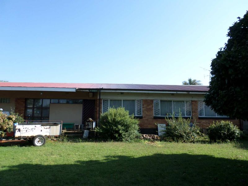 Spacious family home in secure estate. - Photo 2