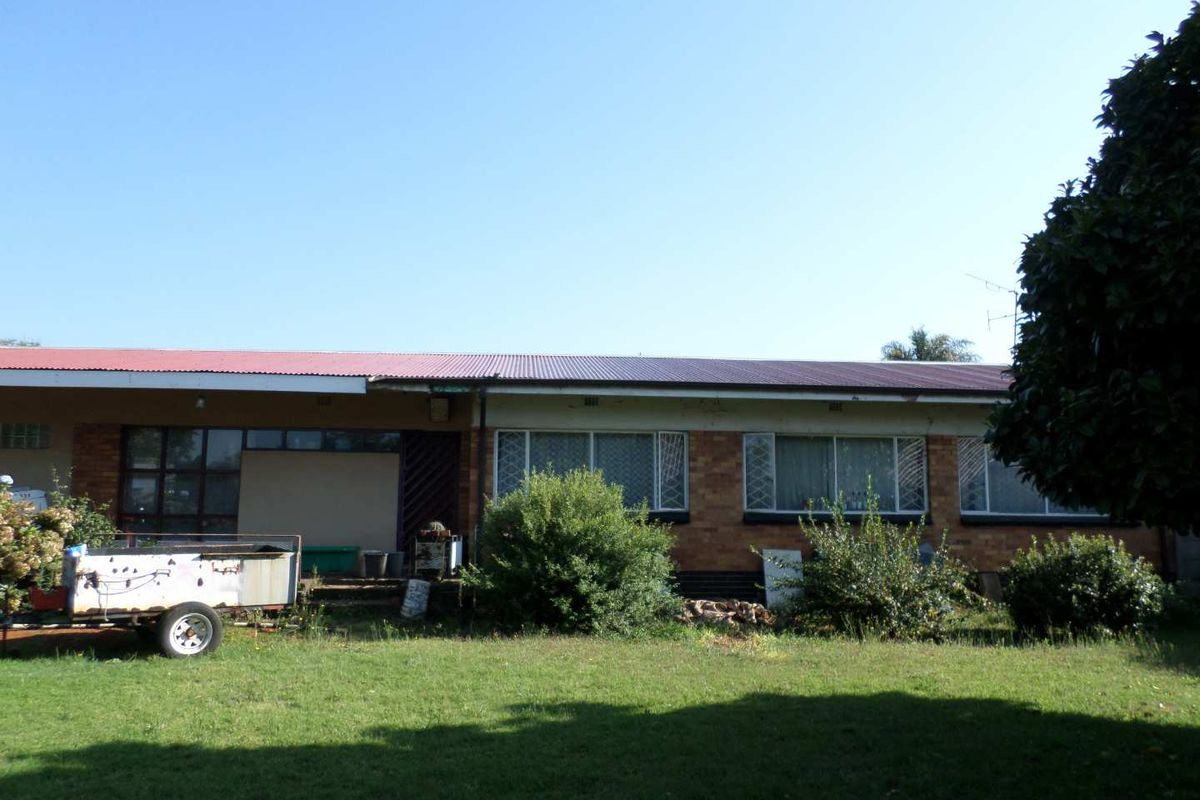 Spacious family home in secure estate. - Photo 2