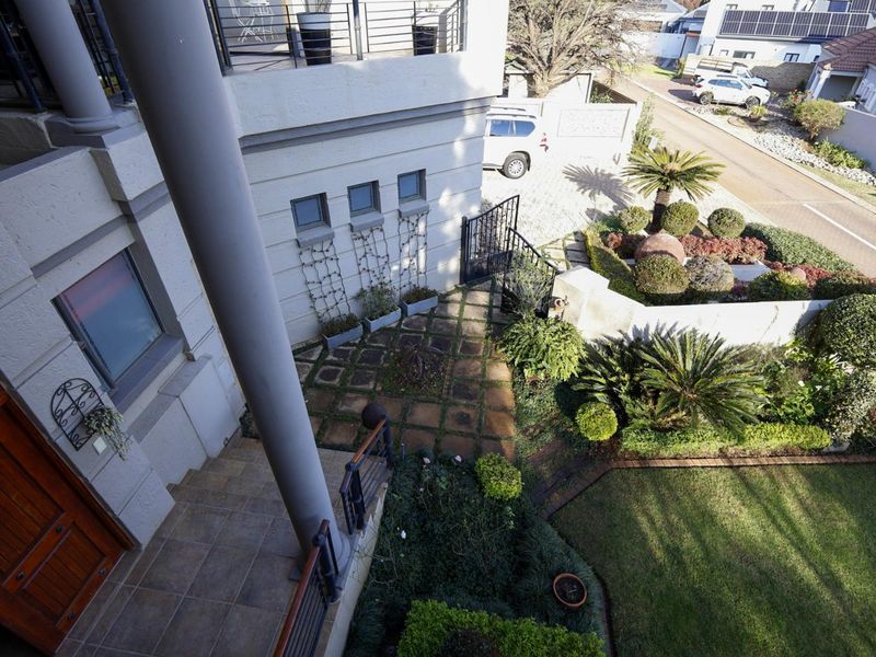 Exclusive Luxury Living in the Prestigious Centurion Golf Estate - Photo 6