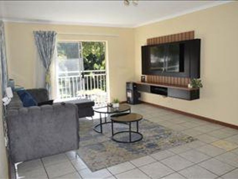 2 Bed, 1st floor corner unit, 24-hour security & modern unit! - Photo 9