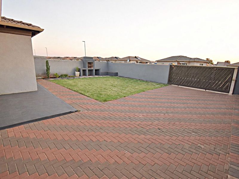 Beautiful Family Home in Dawn City - Photo 2