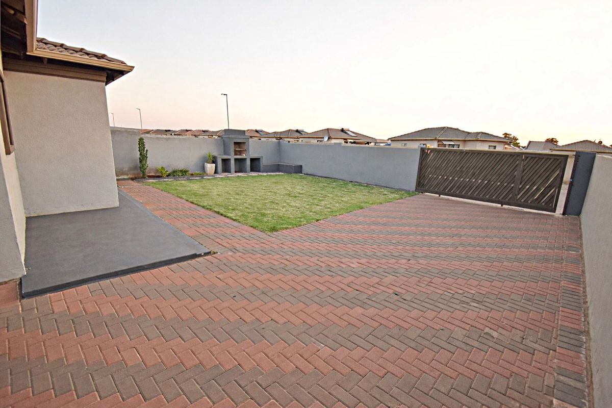 Beautiful Family Home in Dawn City - Photo 2