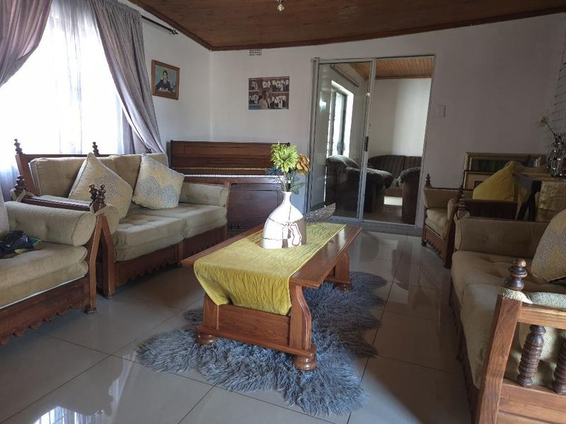 Spacious family home - Photo 4