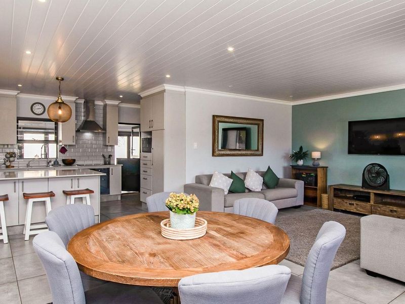 Stylish coastal retreat minutes from the shore - Photo 6