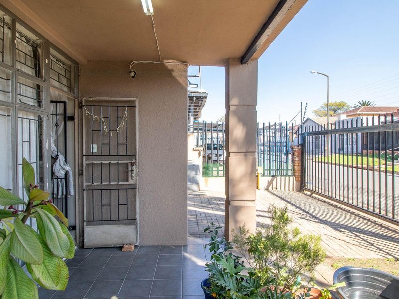 Beautiful Double-Storey 5 Bedroom Home - Photo 5