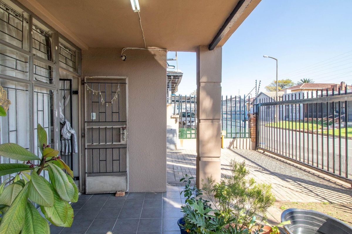 Beautiful Double-Storey 5 Bedroom Home - Photo 5