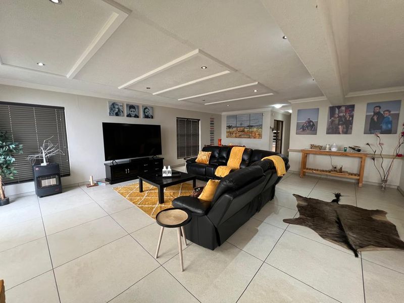 FOR SALE - 4 BEDROOM BEACHFRONT DOUBLE STORY DUET IN LONGBEACH, NAMIBIA - Photo 9
