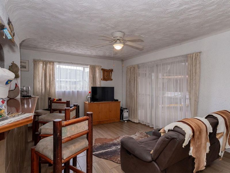 Spacious 4 Bedroom House with Pool in Esther Park - Photo 6