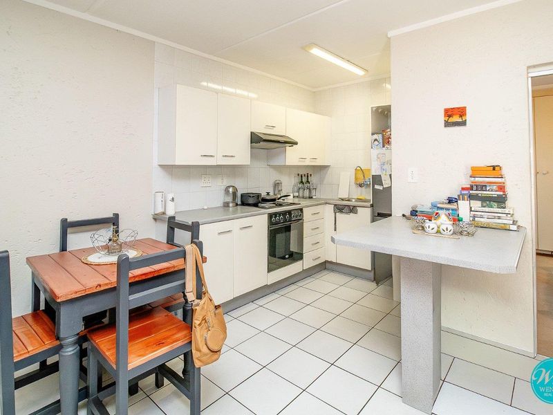 Ideal First Time Buy - Secure Lock-Up and Go Apartment! - Photo 2