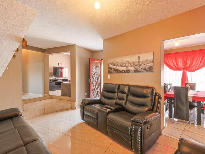 Spacious 3 Bedroom Family Home with Income-Generating Flatlets - Photo 4