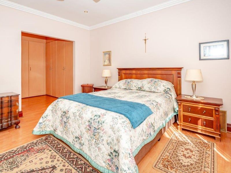 Centrally Located Gem: Luxury and Convenience Combined! - Photo 9