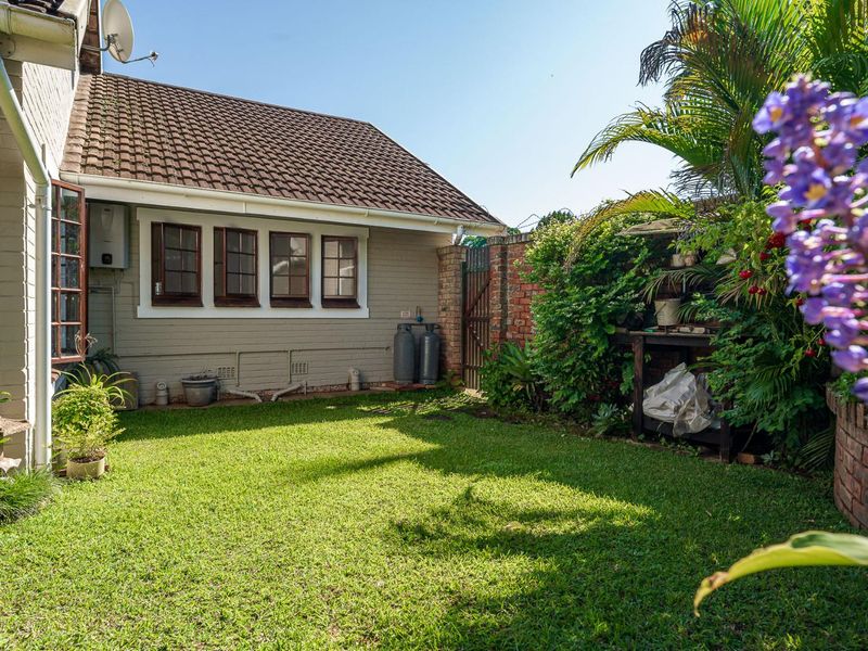 "Snap Up This Charming Townhouse Before It's Gone!" - Photo 8