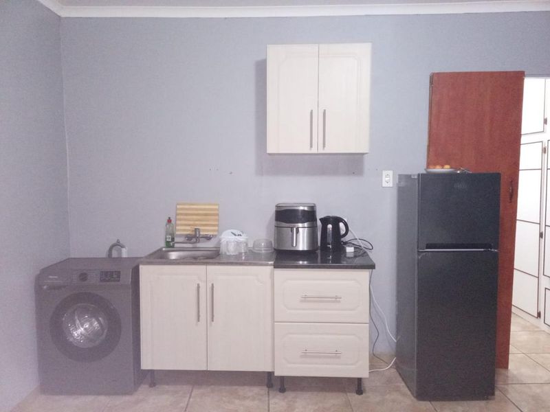 A BACHELOR UNIT FOR RENTAL - Photo 2