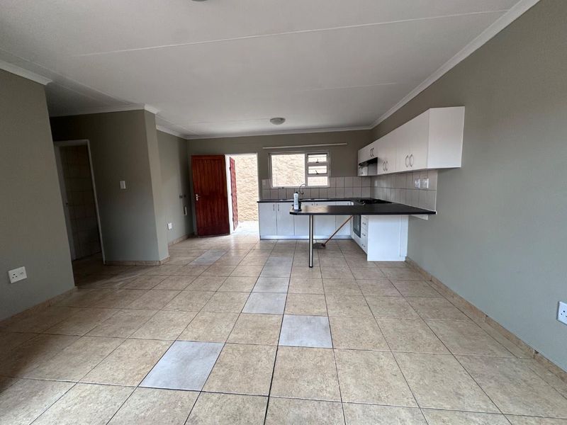 Townhouse For Sale Khomasdal Peneyambeko - Photo 2