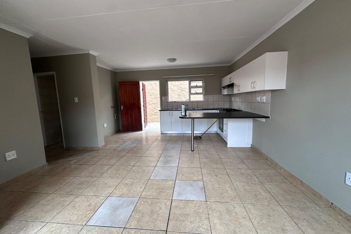 Townhouse For Sale Khomasdal Peneyambeko - Photo 2