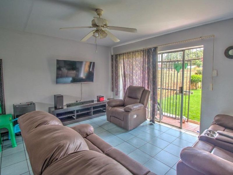 Well maintained ground floor unit with massive garden - Photo 4