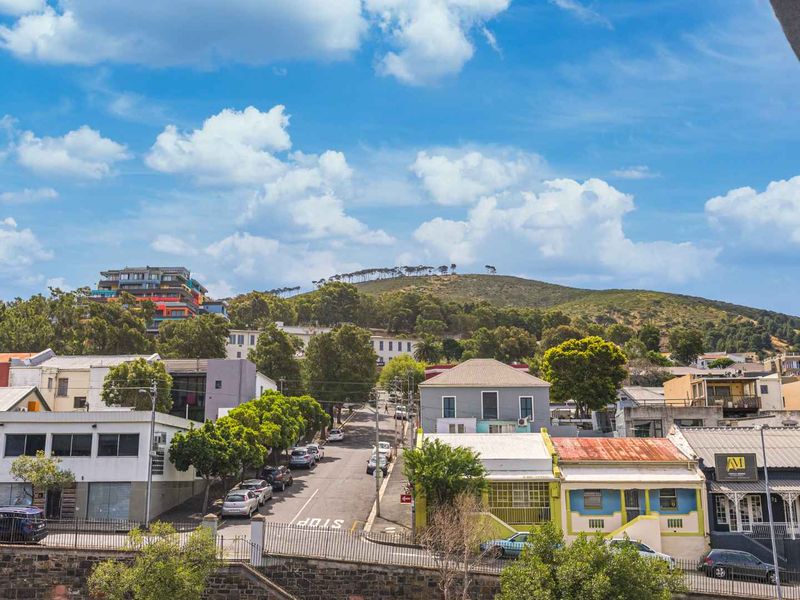 Work, play, live.  On the edge of the City - Photo 2