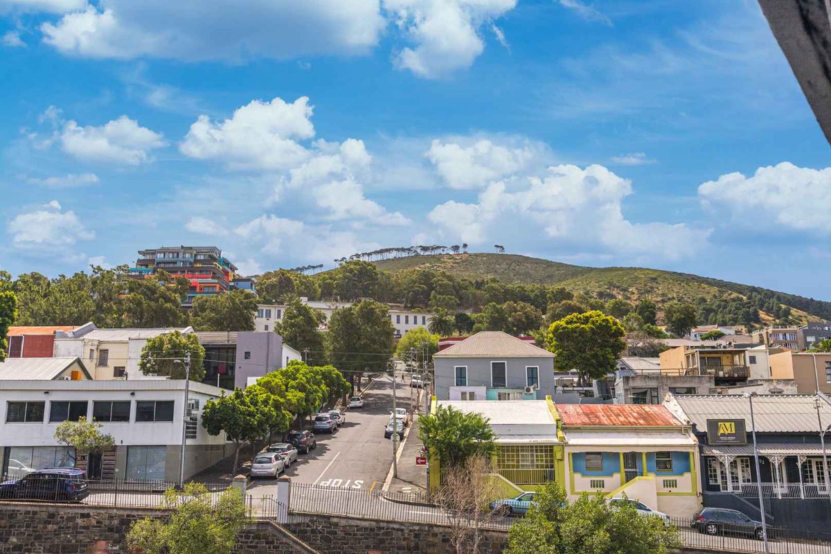 Work, play, live.  On the edge of the City - Photo 2