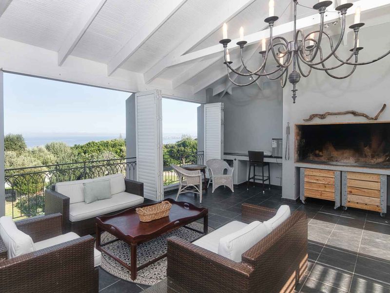LARGE RESIDENTIAL HOME IN HERMANUS - Photo 4