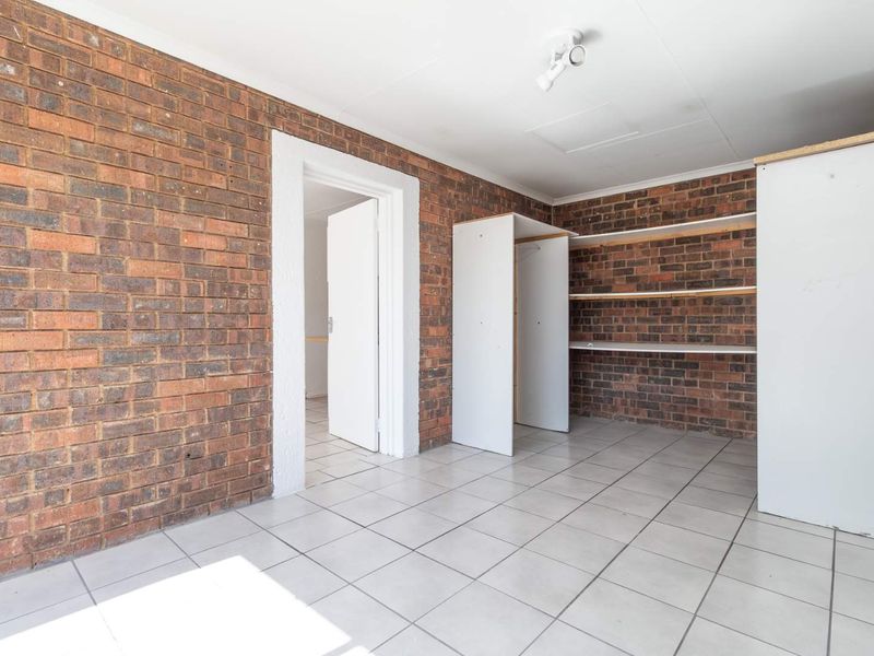 Light-Filled Lock-Up-and-Go Home in Sought-After Radiokop - Photo 7