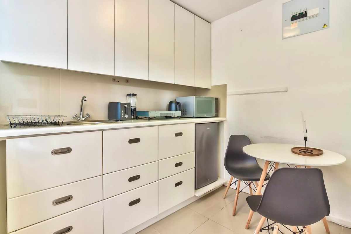 Secure Furnished Studio with Private Patio — Tamboerskloof - Photo 3