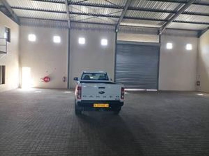 Warehouse to let - Photo 4