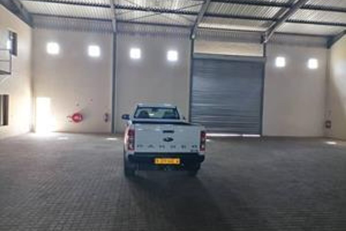 Warehouse to let - Photo 4