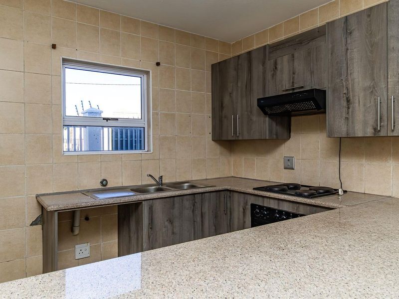 Your Ideal Home: Ground Floor Unit with Patio & Pool Access - Photo 10