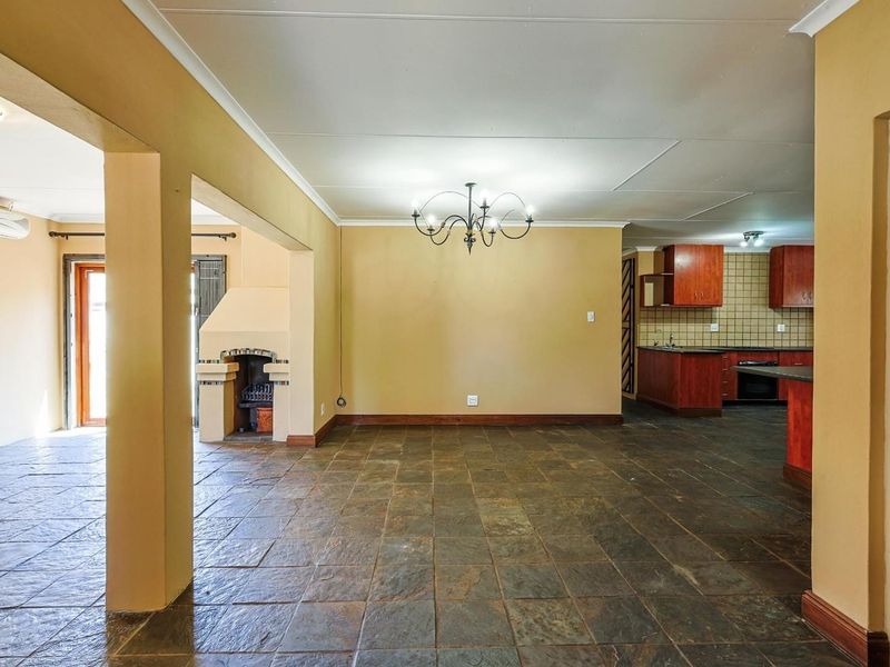 Modern 4 bedroom Oasis: Designer Living in a Premier Suburb - Photo 8