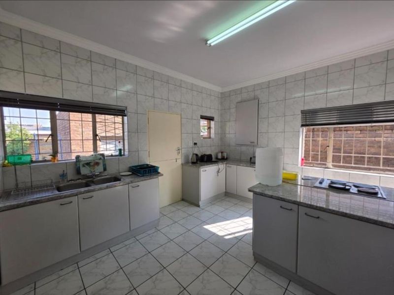 4 Bedroom House for Sale - Photo 4