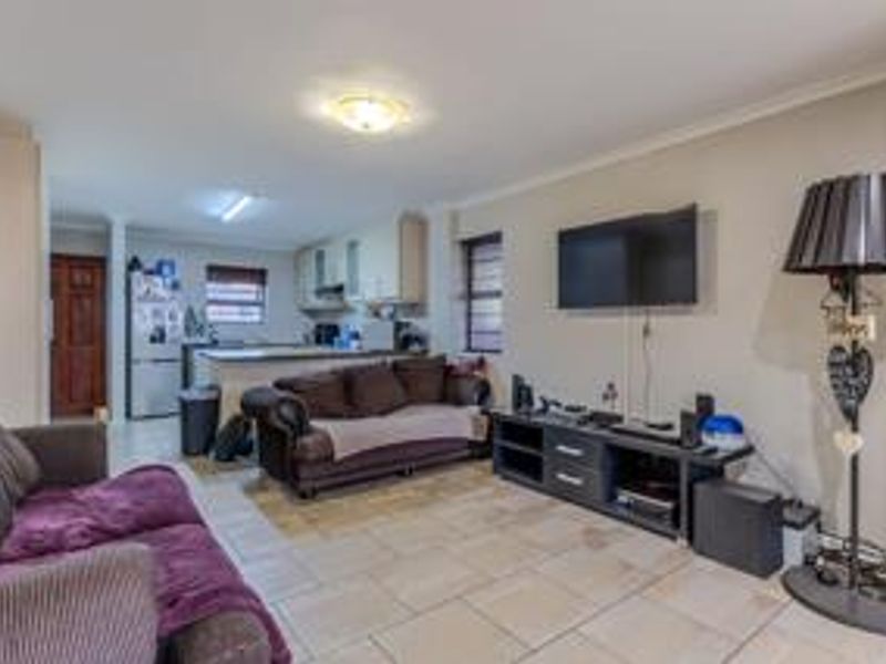 Beautiful low-maintenance 3-bedroom facebrick duplex - Photo 5