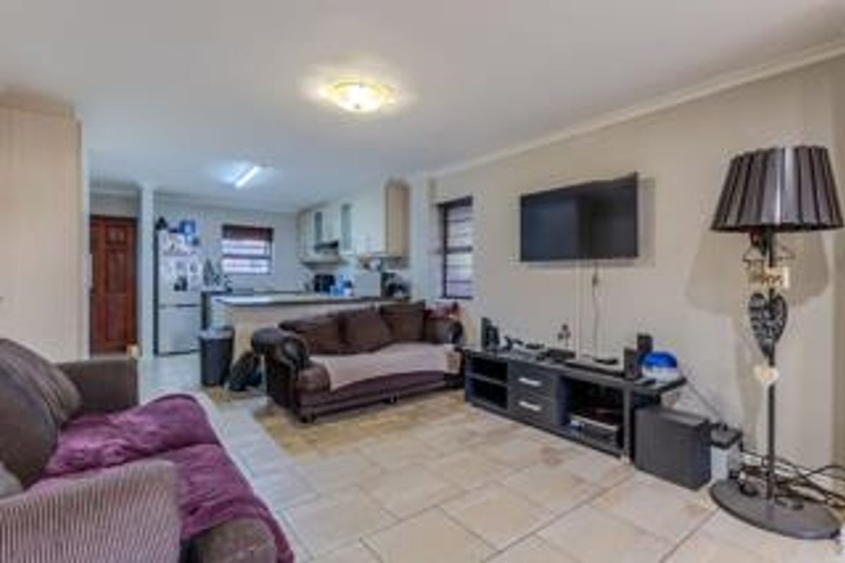 Beautiful low-maintenance 3-bedroom facebrick duplex - Photo 5