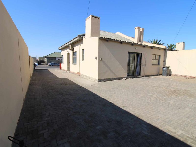 Well located on busy street close to Industrial Area! - Photo 5