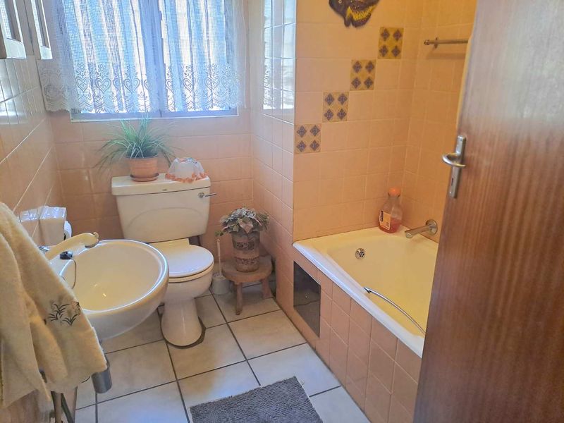 Very Spacious Townhouse for Sale - Photo 10
