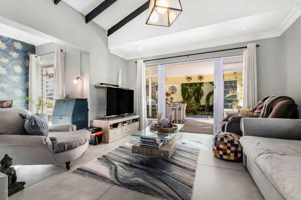 COZY SINGLE LEVEL CLUSTER HOME IN SOUGHT AFTER SANTA BARBARA - WITH ALL THE BELLS AND WHISTLES - Photo 3