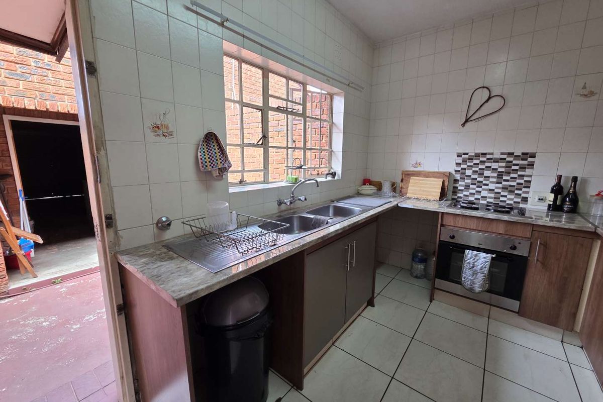 Spacious Duplex Available in Westwood Place - Photo 4