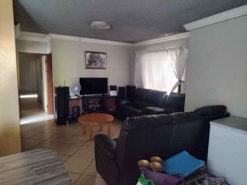 3 bedrooms house to rent in Soshanguve East - Photo 10