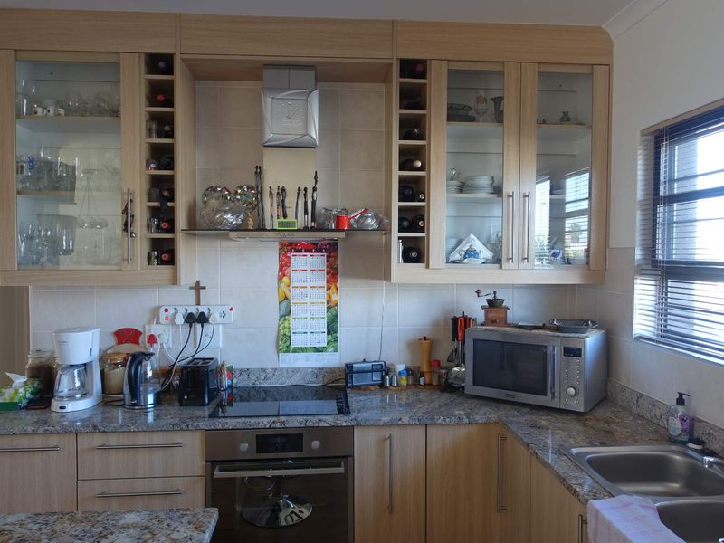 MODERN SINGLE STORY TOWNHOUSE IN GATED COMMUNITY - Photo 9